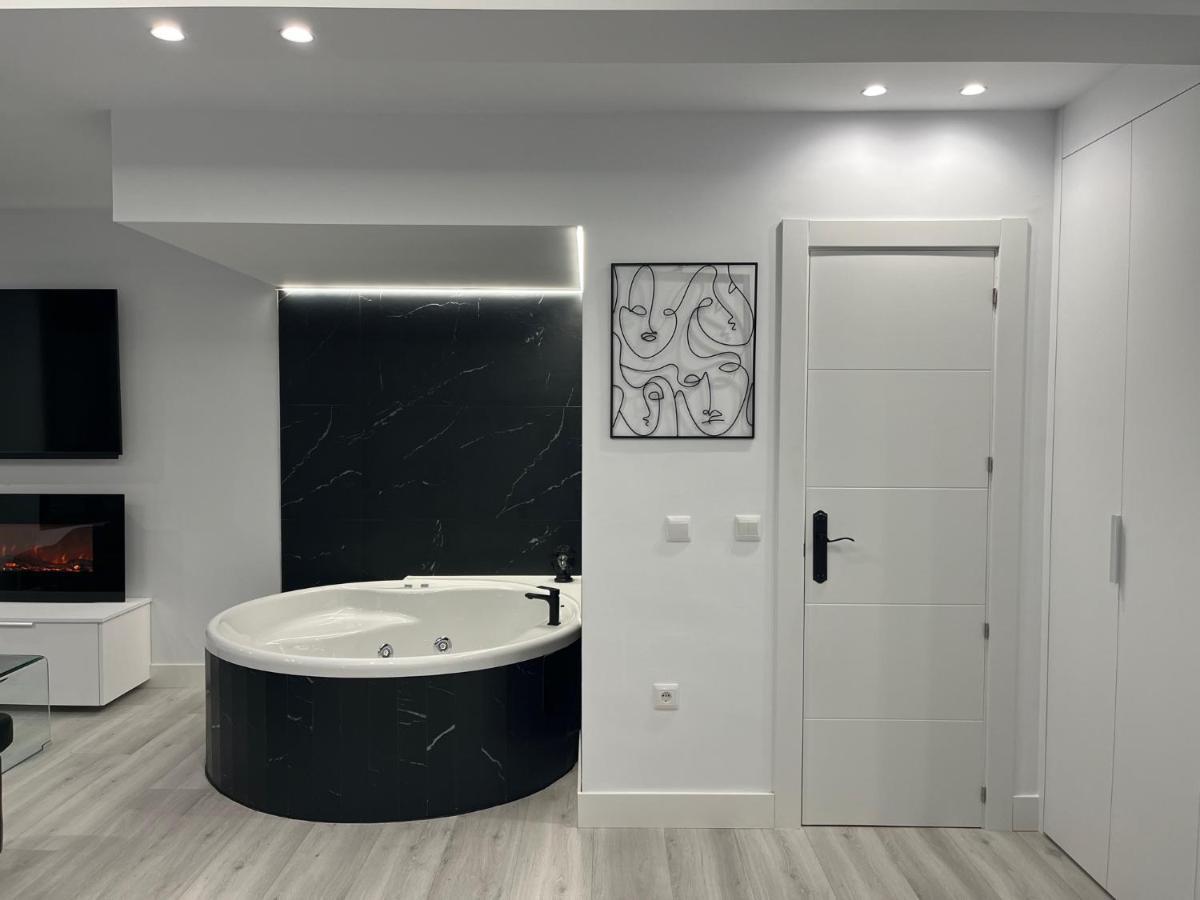 Black And White Suite "La Marinera" Castro Urdiales Luaran gambar