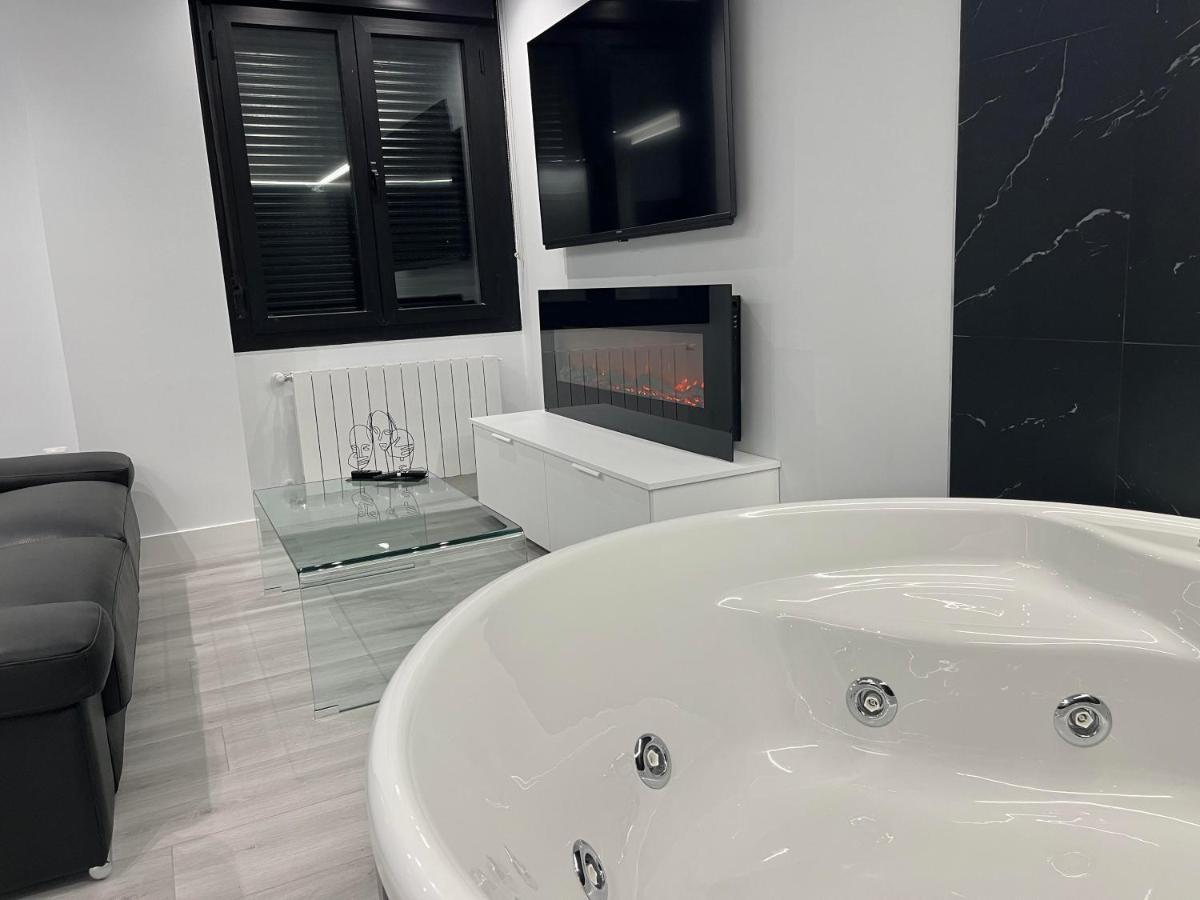 Black And White Suite "La Marinera" Castro Urdiales Luaran gambar