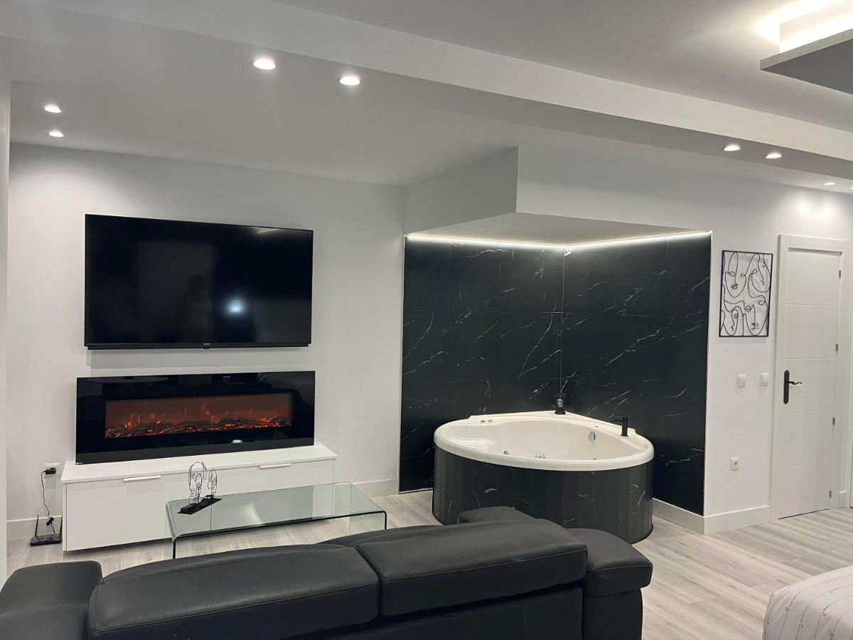 Black And White Suite "La Marinera" Castro Urdiales Luaran gambar