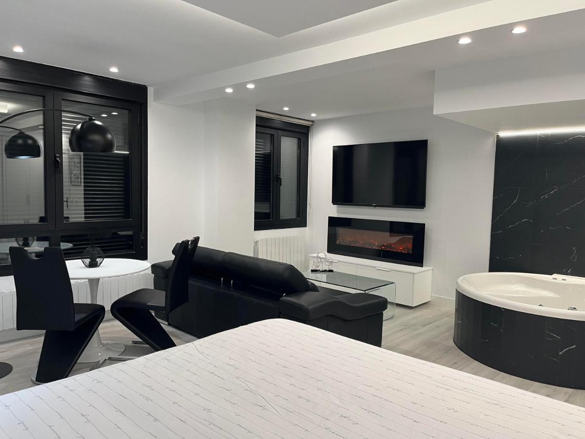 Black And White Suite "La Marinera" Castro Urdiales Luaran gambar